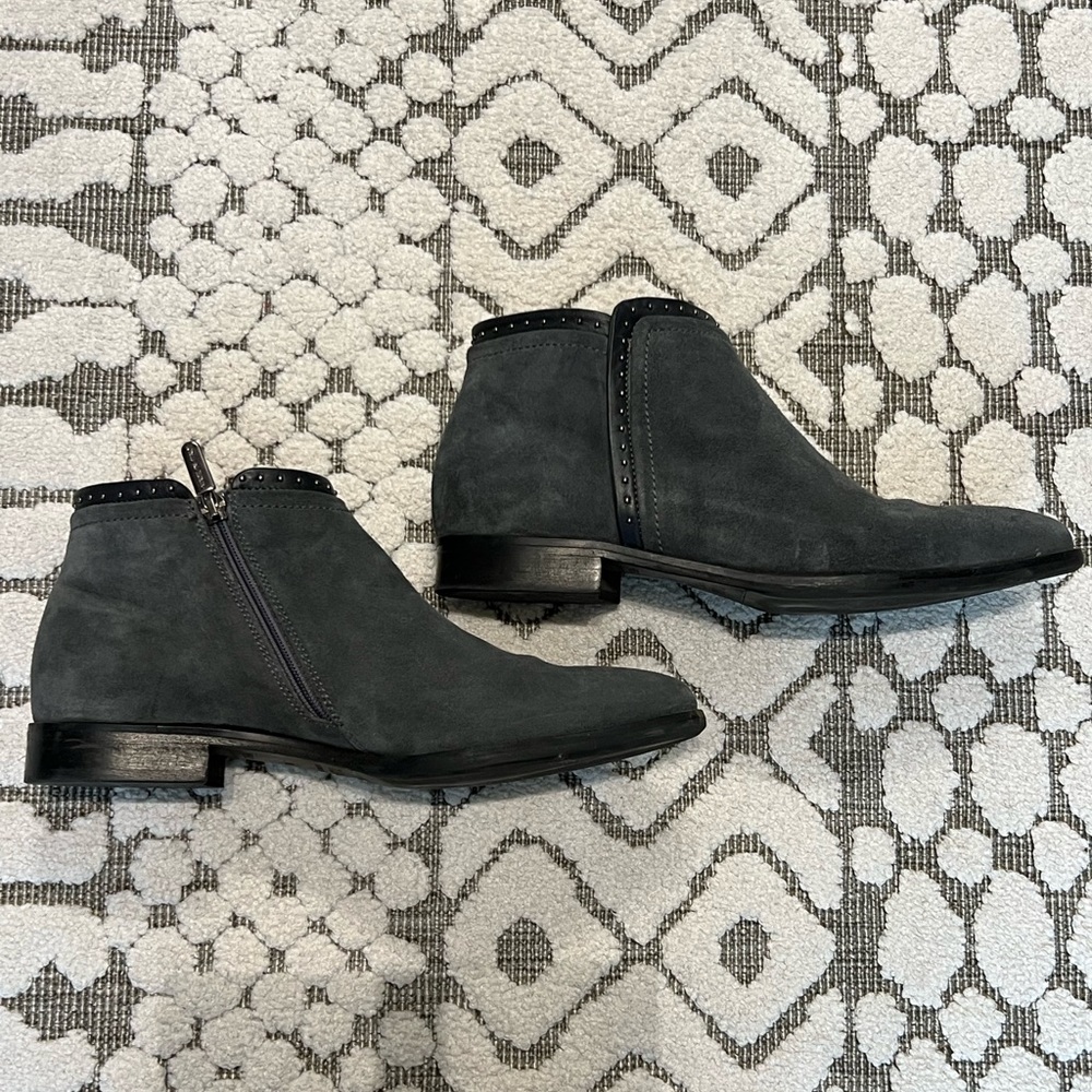 ITALEAU Hand made booties.